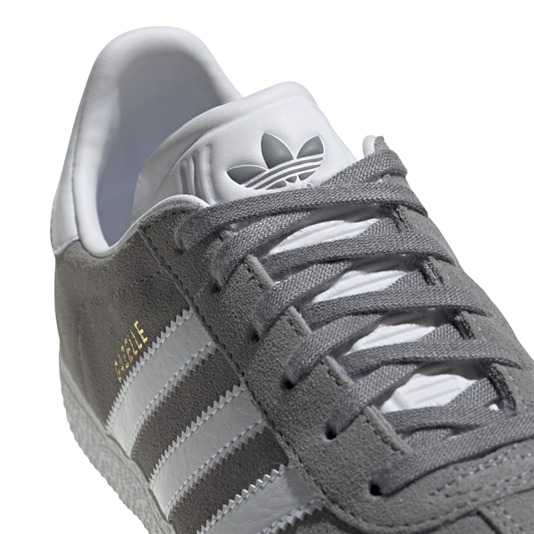 Adidas lette sneakers "Gazelle J" i lysegrå ruskind